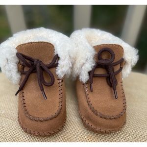 Baby UGG UGGS Sparrow Booties Boots Suede Sheepskin Moccasin Stitching Sz 2/3